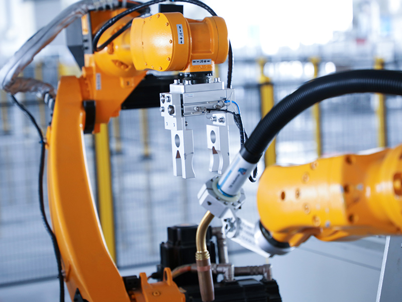 What is the difference between a plastic case circuit breaker and a leakage circuit breaker？